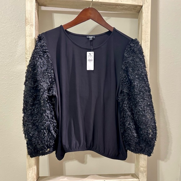 NWT EXPRESS Skimming Textured Floral Puff Sleeve Tee Black Women- Size L - Picture 4 of 10
